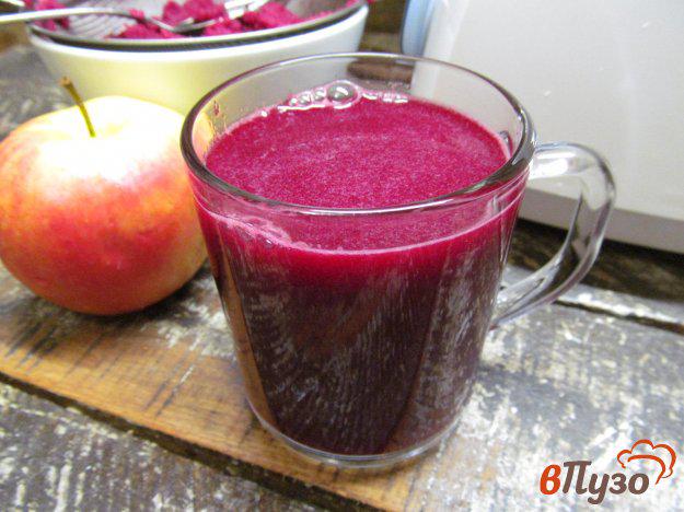 фото рецепта: Витаминный сок из яблок имбиря и свеклы