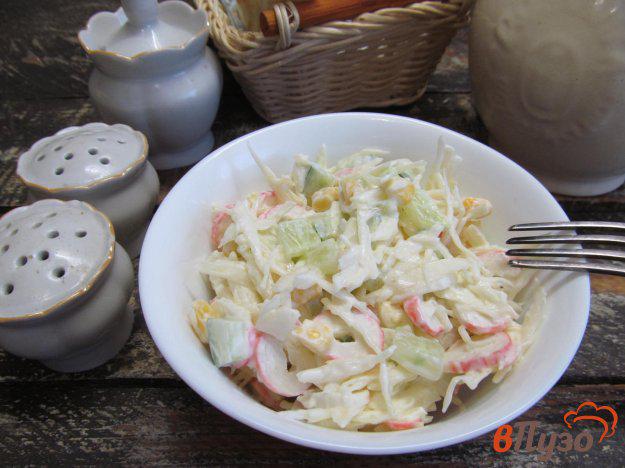 фото рецепта: Капустный салат с крабовыми палочками огурцом и кукурузой