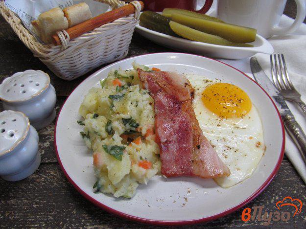 фото рецепта: Картофель с цветной капустой беконом и яйцом