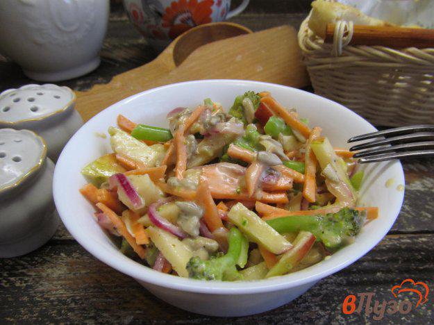 фото рецепта: Салат из брокколи с морковью и яблоком