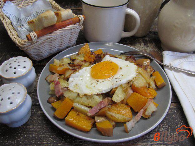 фото рецепта: Жареные овощи с беконом и яйцом