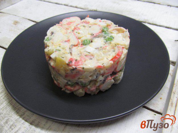 фото рецепта: Салат из крабовых палочек с маринованным имбирем и горошком