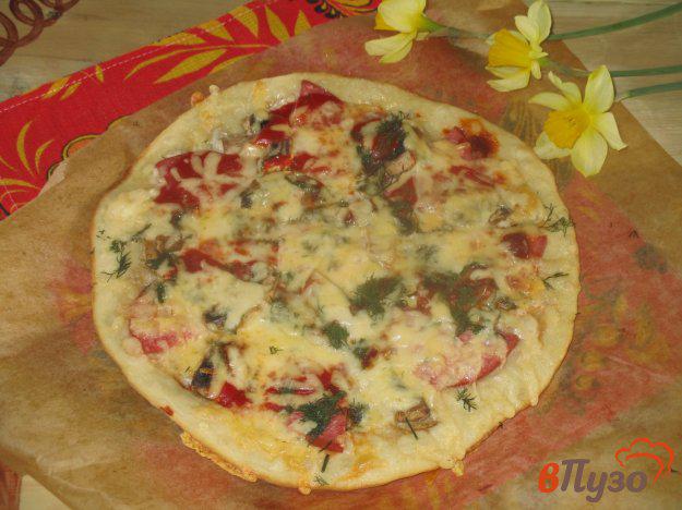 фото рецепта: Пицца на дрожжевом тесте с колбасой и шампиньонами