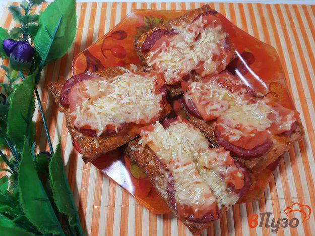 фото рецепта: Мини-пиццы с колбасой и сыром на хлебе