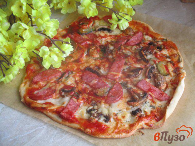 фото рецепта: Пицца на дрожжевом тесте с колбасой и солеными огурцами