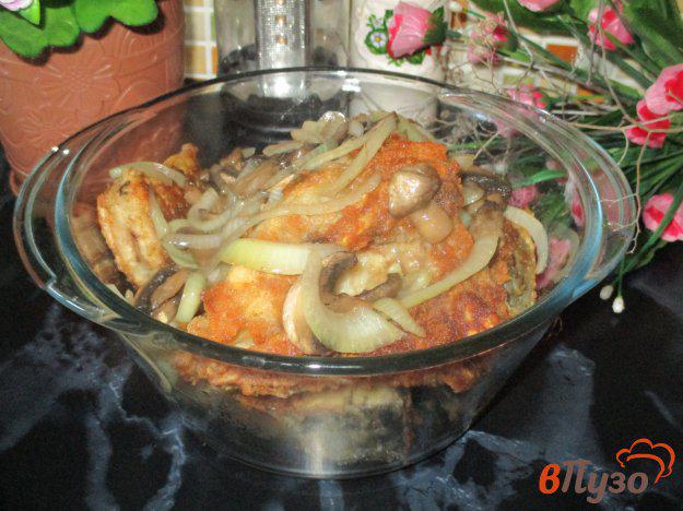 фото рецепта: Карп жареный на сковороде с грибами и луком