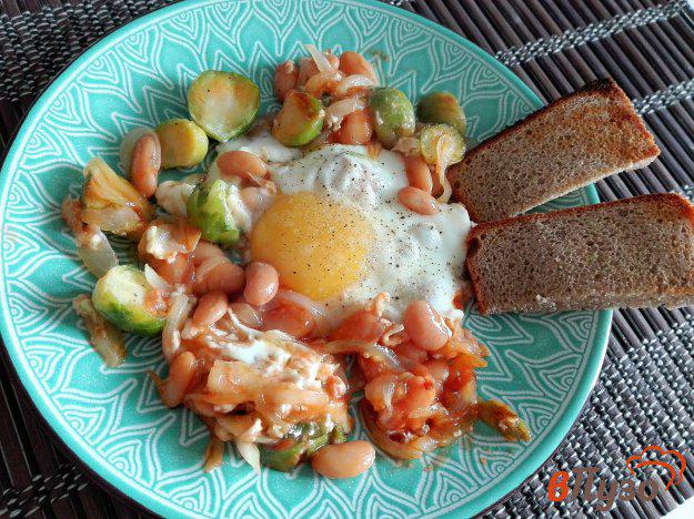 фото рецепта: Пряная яичница с брюссельской капустой и фасолью по-английски