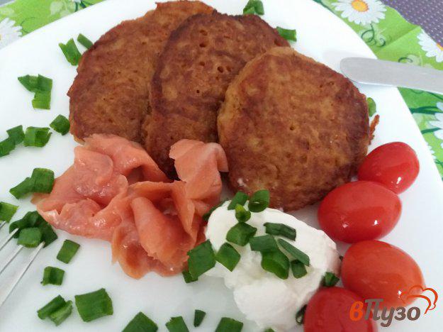 фото рецепта: Драники картофельные с копченым лососем
