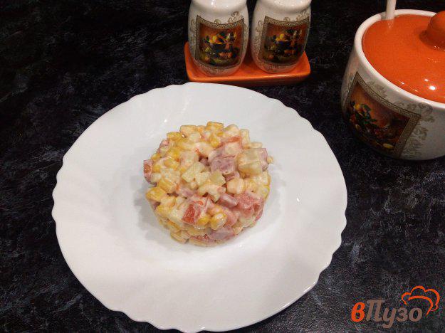 фото рецепта: Простой салат с колбасой, картофелем, помидором и кукурузой
