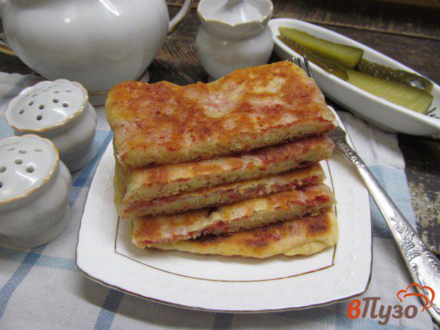 фото рецепта: Сырные лепешки с колбасой
