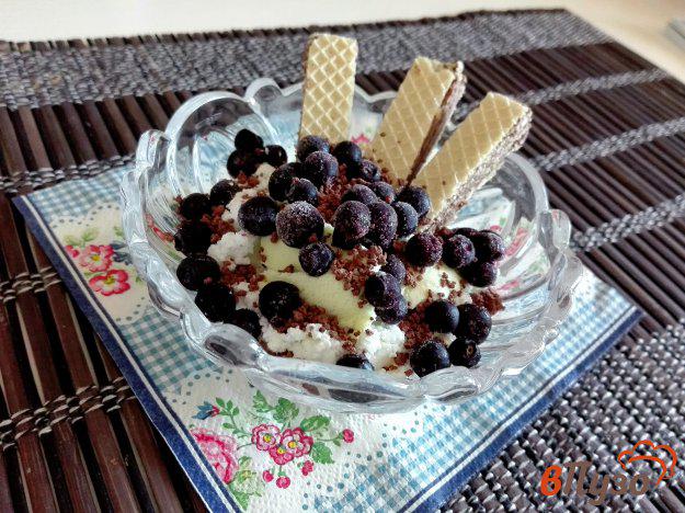 фото рецепта: Творожный десерт с вафлями, черникой и фисташковым мороженым
