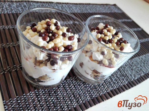фото рецепта: Слоеный десерт из йогурта с зефиром, орехами и шоколадными шариками
