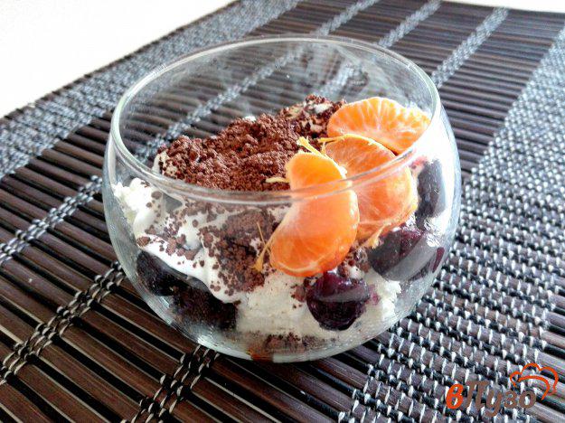 фото рецепта: Творожный десерт с пьяной вишней, крошкой шоколадного печенья и мандарином