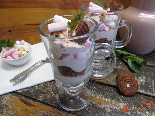 фото рецепта: Кремовый десерт с печеньем и маршмеллоу