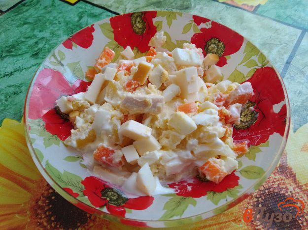 фото рецепта: Салат из картофеля, яиц, куриного филе, копчёного сыра и моркови