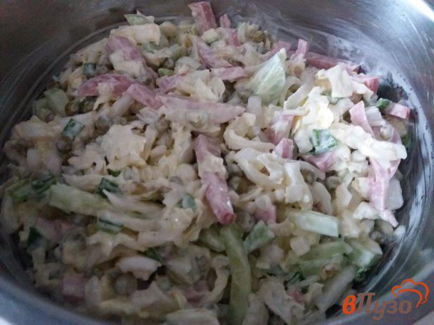 фото рецепта: Салат из пекинской капусты и копченой колбасой