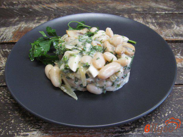 фото рецепта: Салат с грибами фасолью и сыром