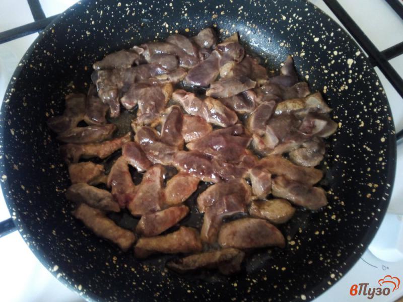 Приготовить свиную печень на сковороде со сметаной