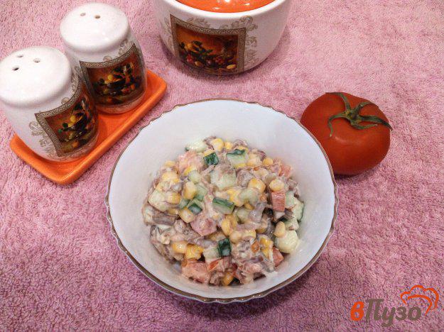 фото рецепта: Мясной салат с кукурузой, огурцом и помидором