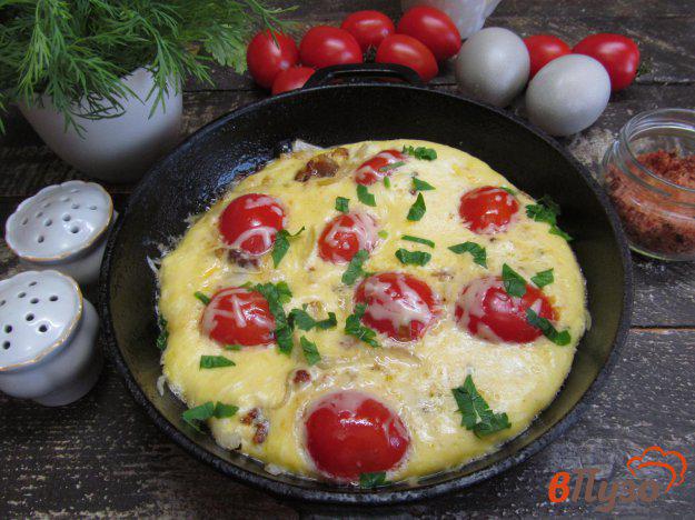 фото рецепта: Омлет с беконом сыром и томатами черри