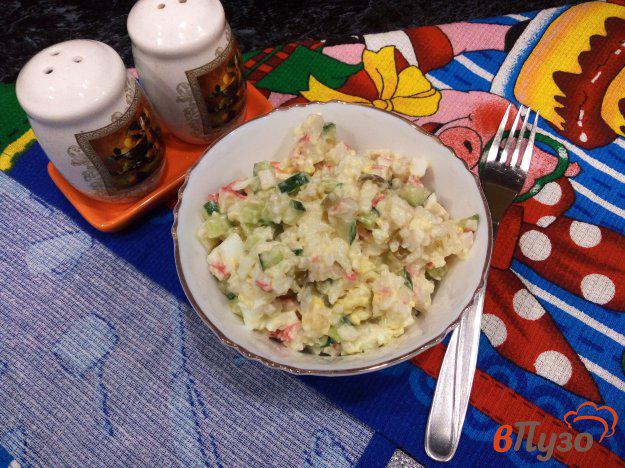 фото рецепта: Салат из крабовых палочек, риса и огурцов