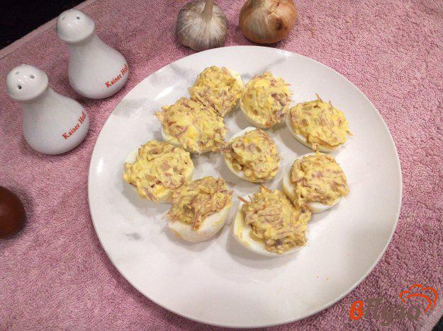 фото рецепта: Фаршированные яйца с луково-мясной начинкой