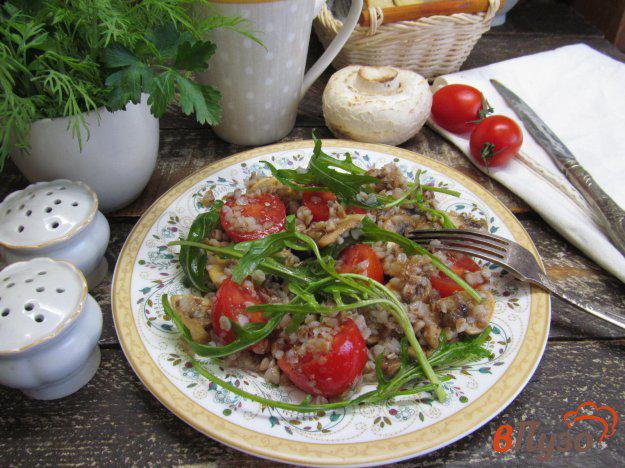 фото рецепта: Салат из гречки с помидором и грибами