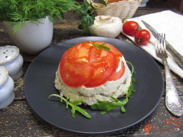 фото рецепта: Салат из копченой куриной грудки с помидором