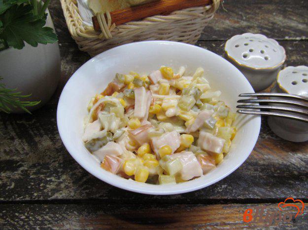 фото рецепта: Салат из копченого мяса курицы с огурцом и кукурузой