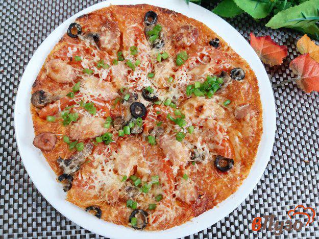 фото рецепта: Пицца на дрожжевом тесте с сосисками шампиньонами и маслинами