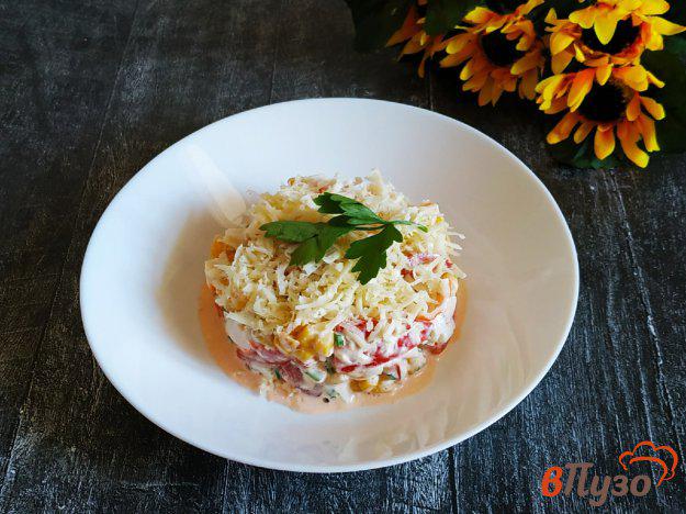 фото рецепта: Салат с крабовыми палочками и помидором