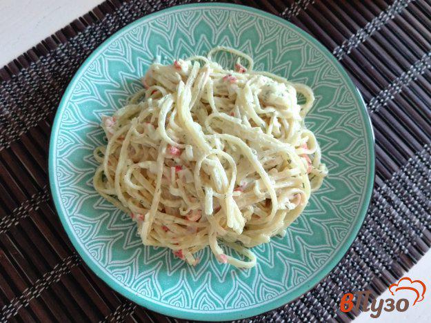 фото рецепта: Спагетти с крабовыми палочками в сметанном соусе
