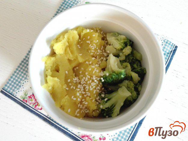 фото рецепта: Овощной микс из картофеля и брокколи с кунжутом
