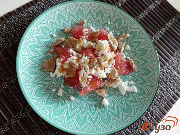 фото рецепта: Салат из грейпфрута с творогом, хлебцами и медом