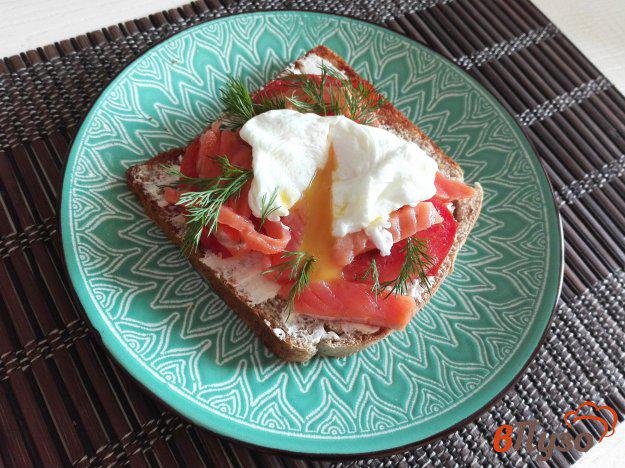 фото рецепта: Тост с обжаренным помидором, семгой и яйцом-пашот