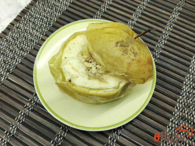 фото рецепта: Яблоко печеное с творогом, медом и корицей