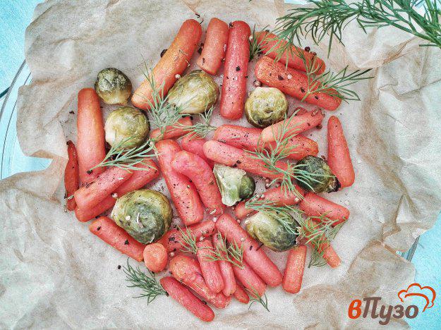 фото рецепта: Мини-морковь с брюссельской капустой в духовке