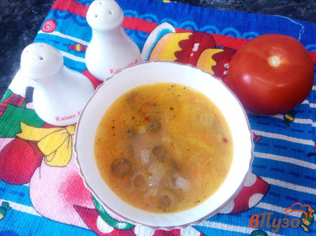 фото рецепта: Пшенный суп с варено-копченой колбасой, соленым огурцом и оливками