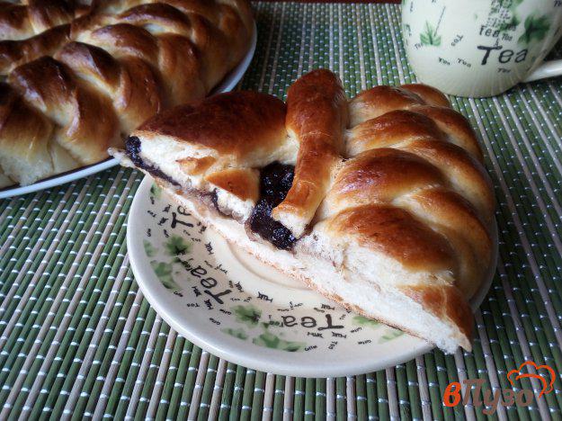 фото рецепта: Дрожжевой пирог с клубничным вареньем