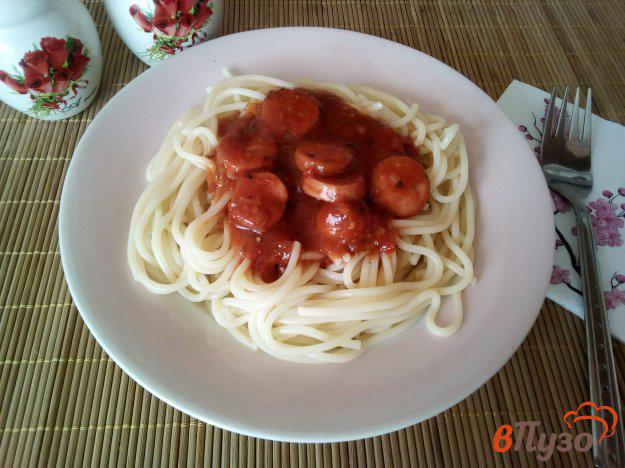 фото рецепта: Спагетти с томатным соусом и сосисками
