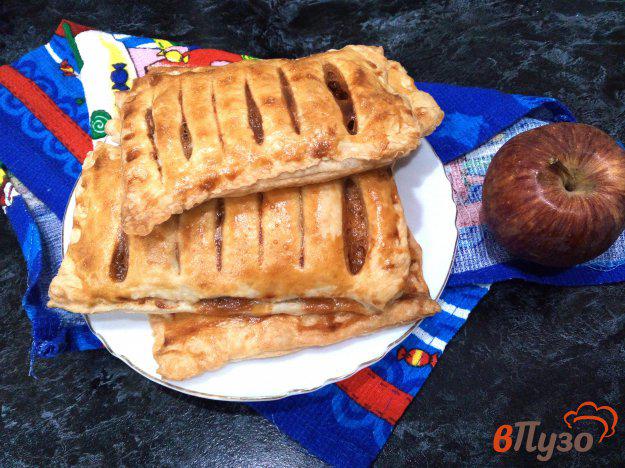фото рецепта: Пирожки из слоеного теста с вареной сгущенкой