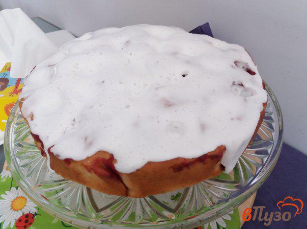 фото рецепта: Фруктовый бисквитный  пирог с белковой глазурью