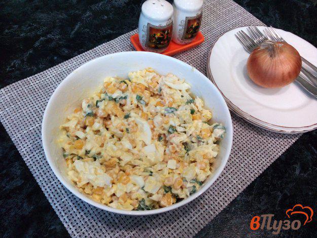 фото рецепта: Салат с капустой, яйцами и консервированной кукурузой