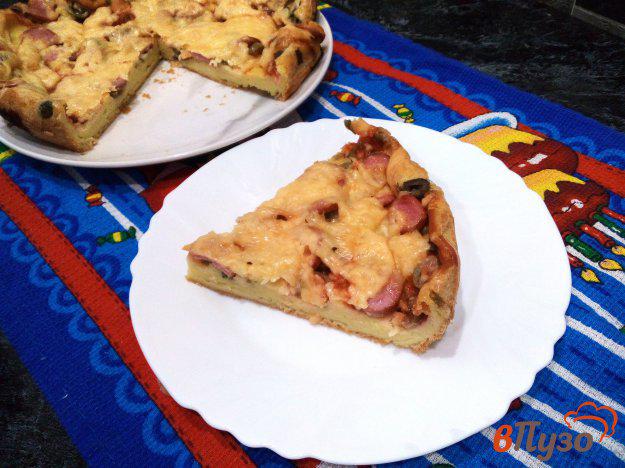 фото рецепта: Открытый майонезно-яичный пирог с сосисками и сыром