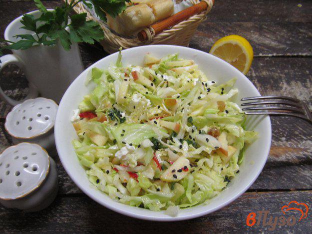 фото рецепта: Салат из молодой капусты с мятой яблоком и сыром фета