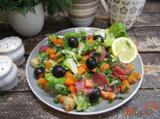 фото рецепта: Салат из вареной моркови с колбасой и сухарями