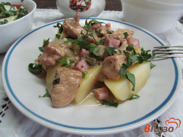 фото рецепта: Тушеное куриное филе с ветчиной в сливочном соусе