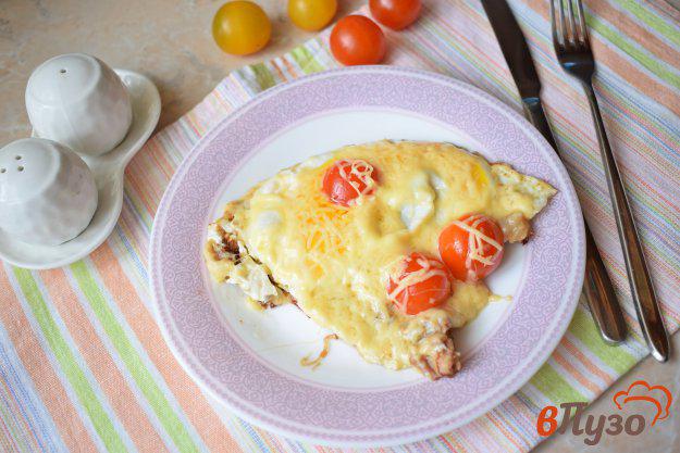 фото рецепта: Яичница с тушенкой, помидорами и сыром