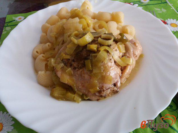 фото рецепта: Тушеные куриные бедрышки с луком-пореем