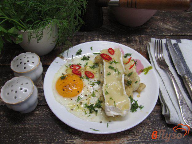 фото рецепта: «Стейк» из цветной капусты с сыром и яйцом
